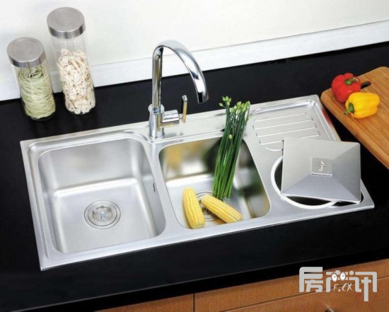 厨房卫生整洁十分重要！挡水边可以有效避免台面上的水流到地上，保持厨房环境的干爽。